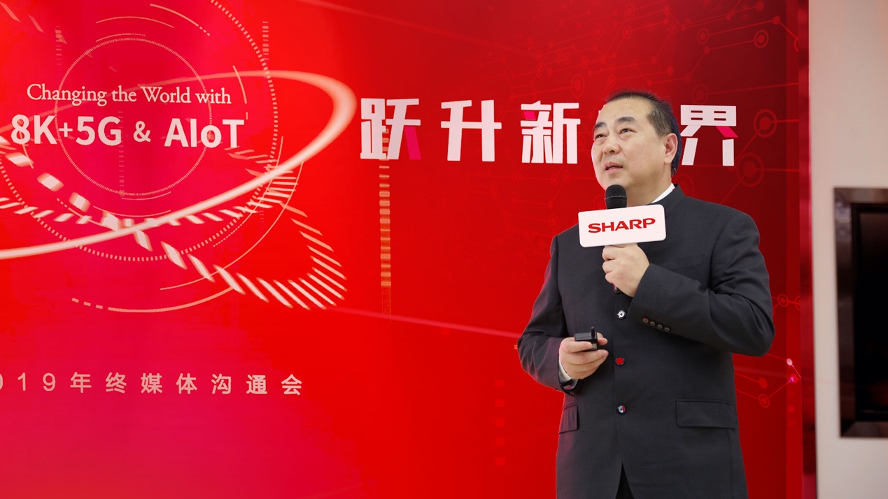 圖片包含 站立, 男士, 人員

描述已自動生成