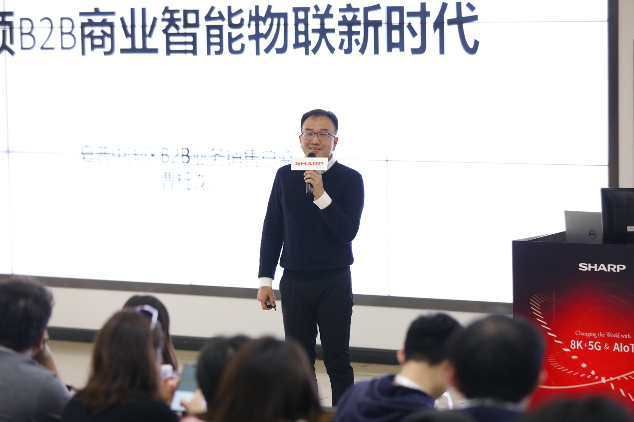 圖片包含 人員, 室內, 群組, 正面

描述已自動生成