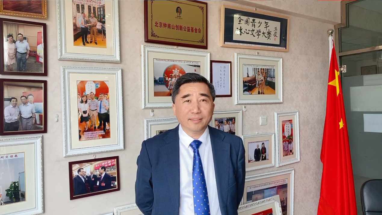 圖片包含 室內(nèi), 照片, 男人, 對(duì)著

描述已自動(dòng)生成