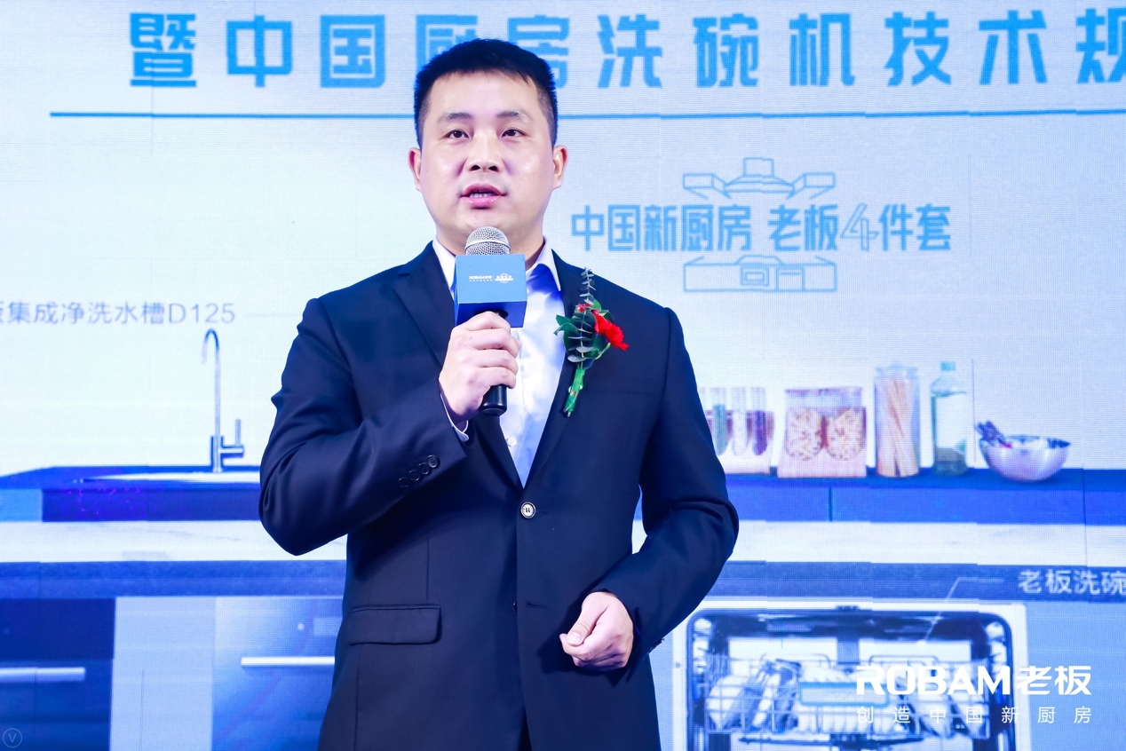 穿著西裝筆挺的男子與配字

描述已自動生成