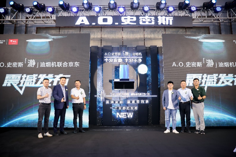一群人站在臺上

中度可信度描述已自動生成