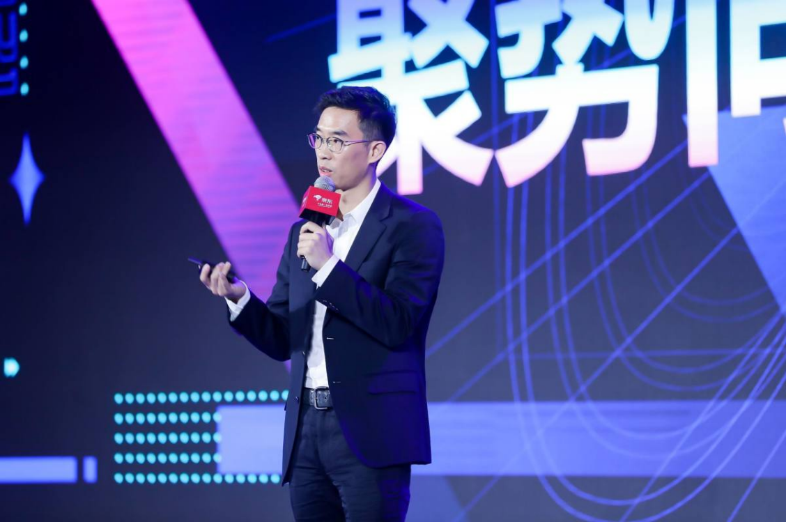 舞臺(tái)上穿西裝的男子

描述已自動(dòng)生成
