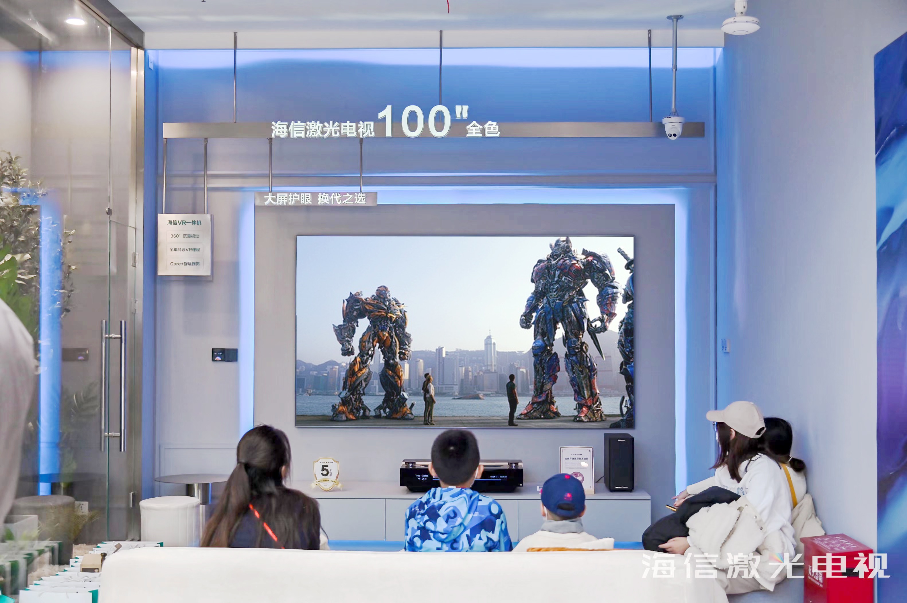 一群人在鏡子前自拍

低可信度描述已自動生成