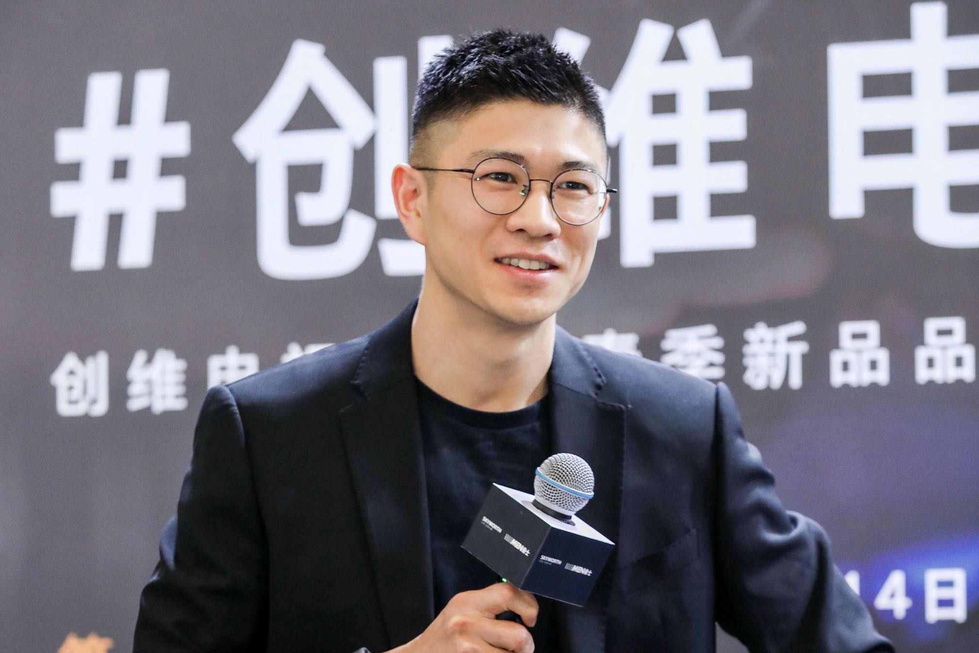 穿著西裝筆挺的男子與配字

描述已自動生成