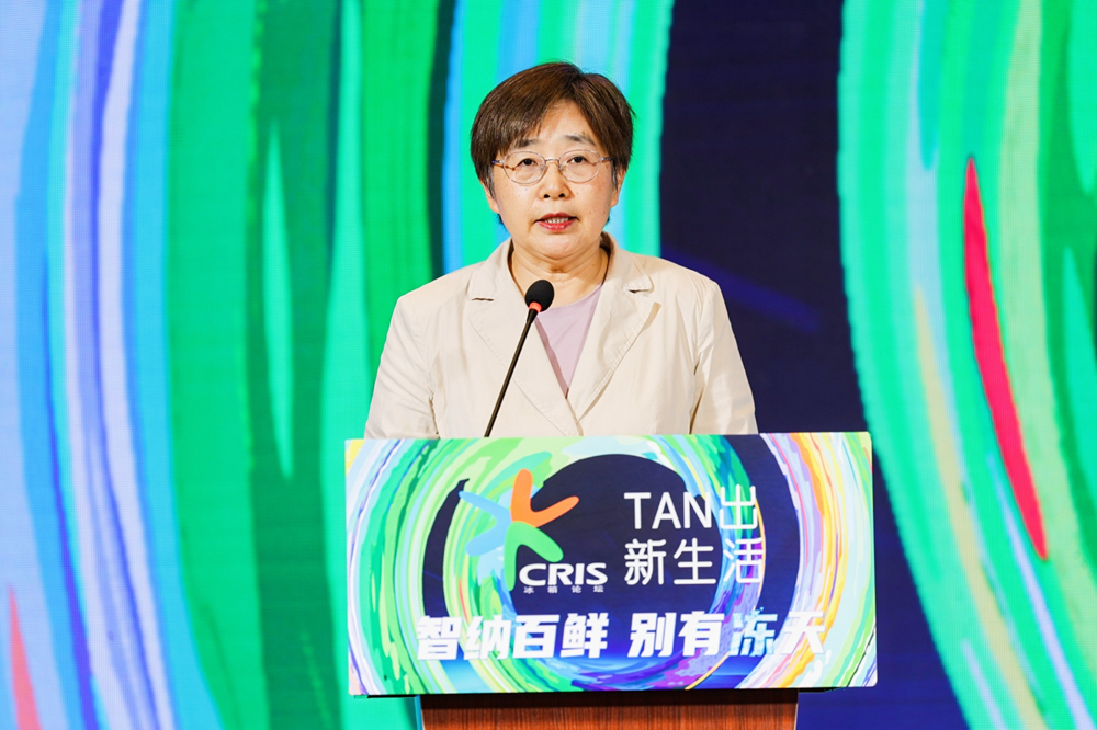 男人拿著沖浪板

低可信度描述已自動生成