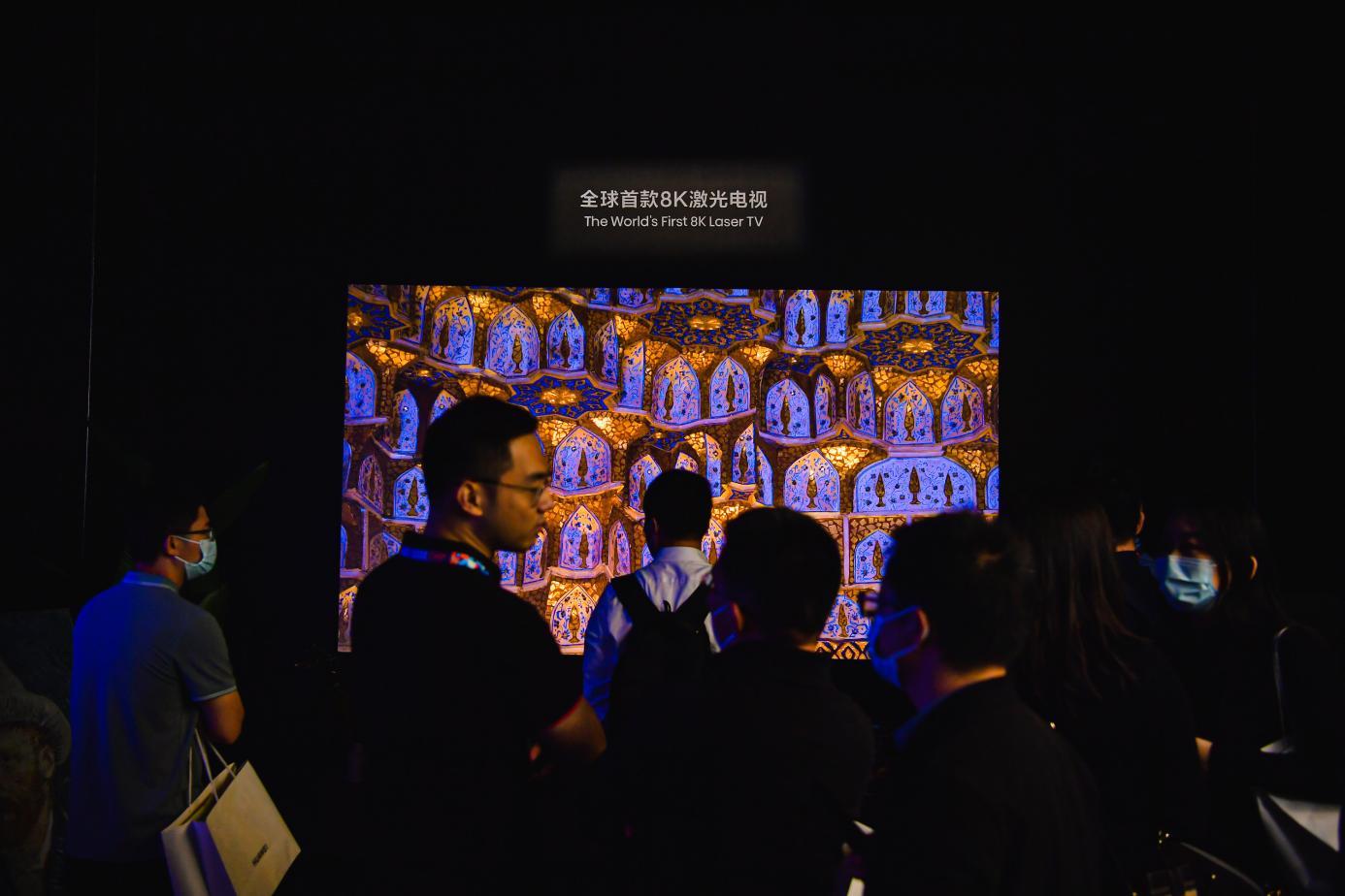 一群人在臺上演講

描述已自動生成