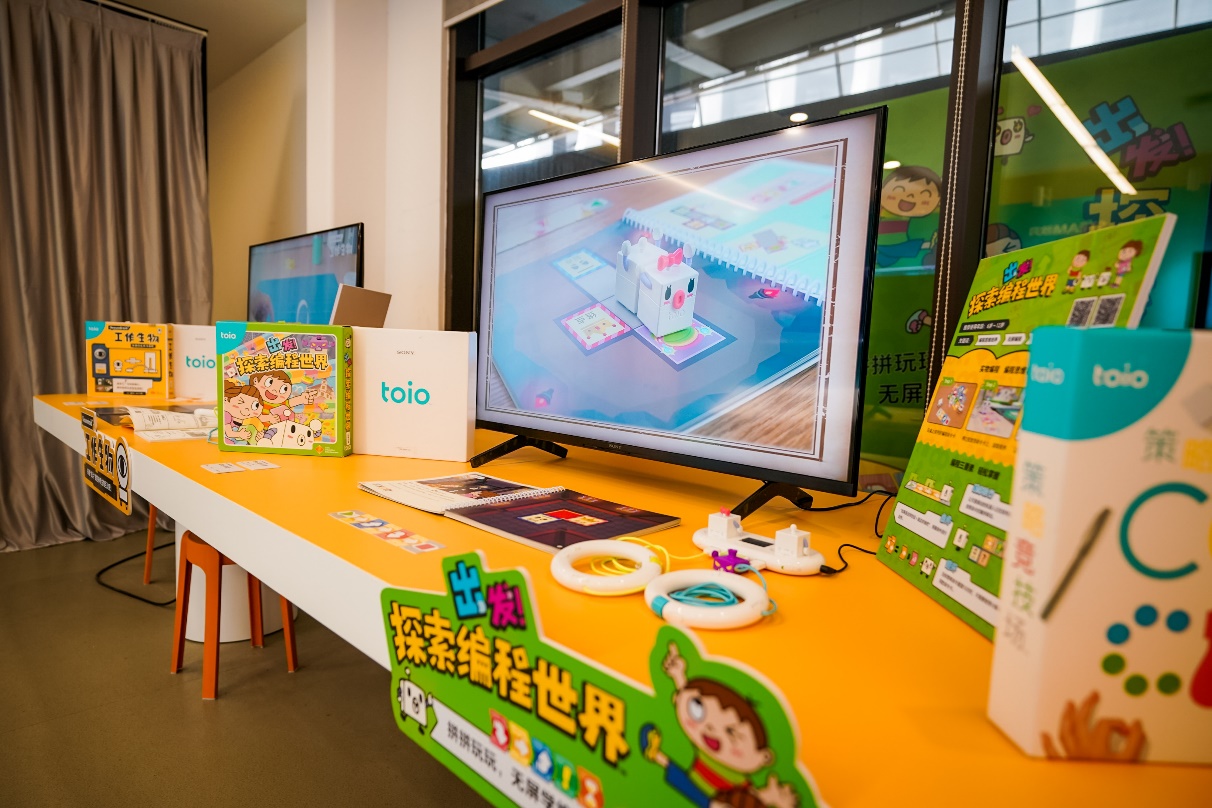桌子上放滿了不同類型的電腦

中度可信度描述已自動生成