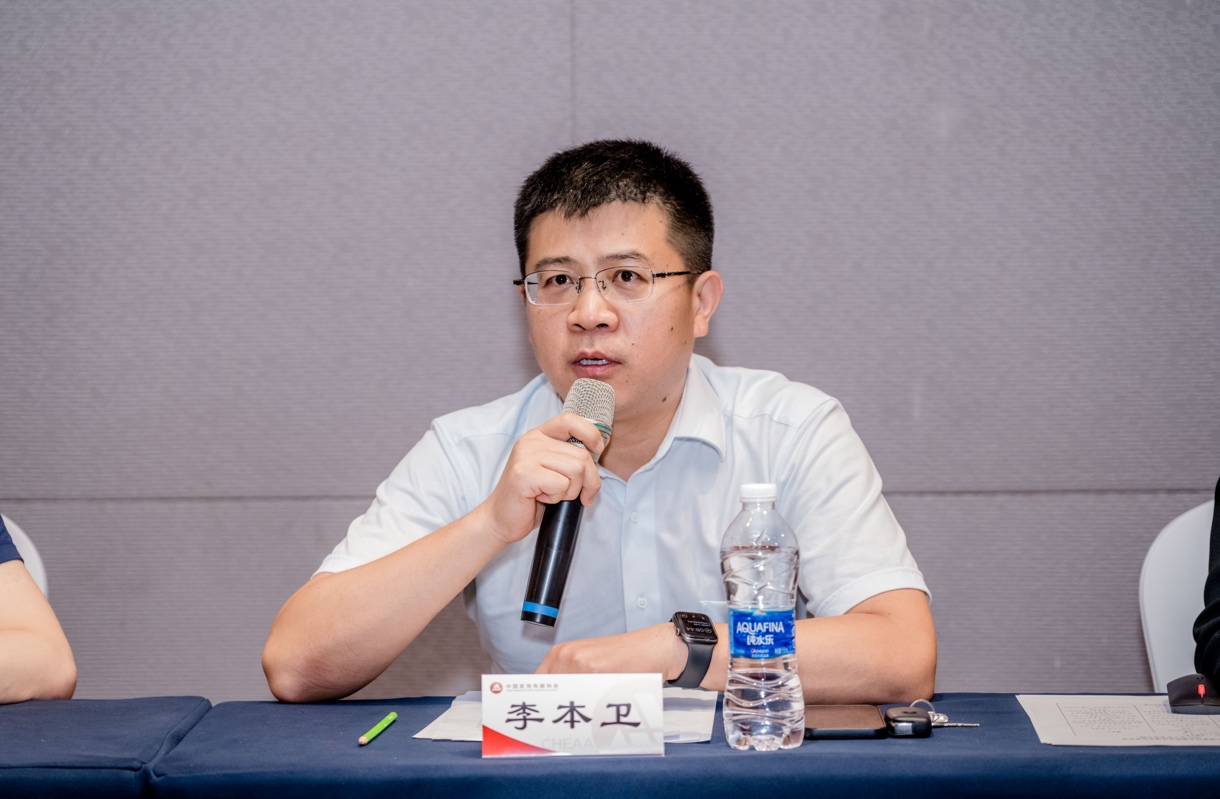男人拿著筆記本電腦

中度可信度描述已自動(dòng)生成