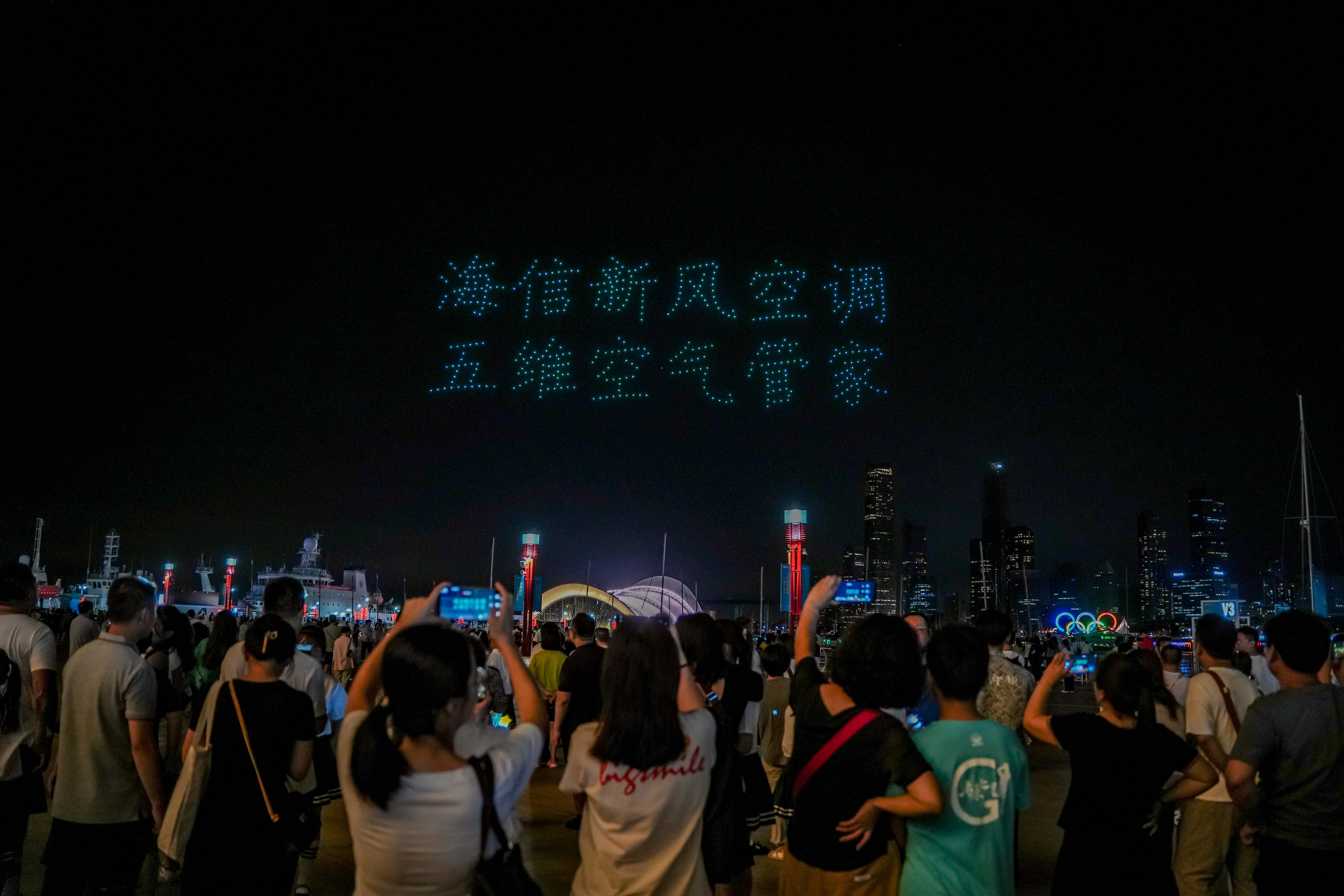 人們站在人群中

描述已自動生成