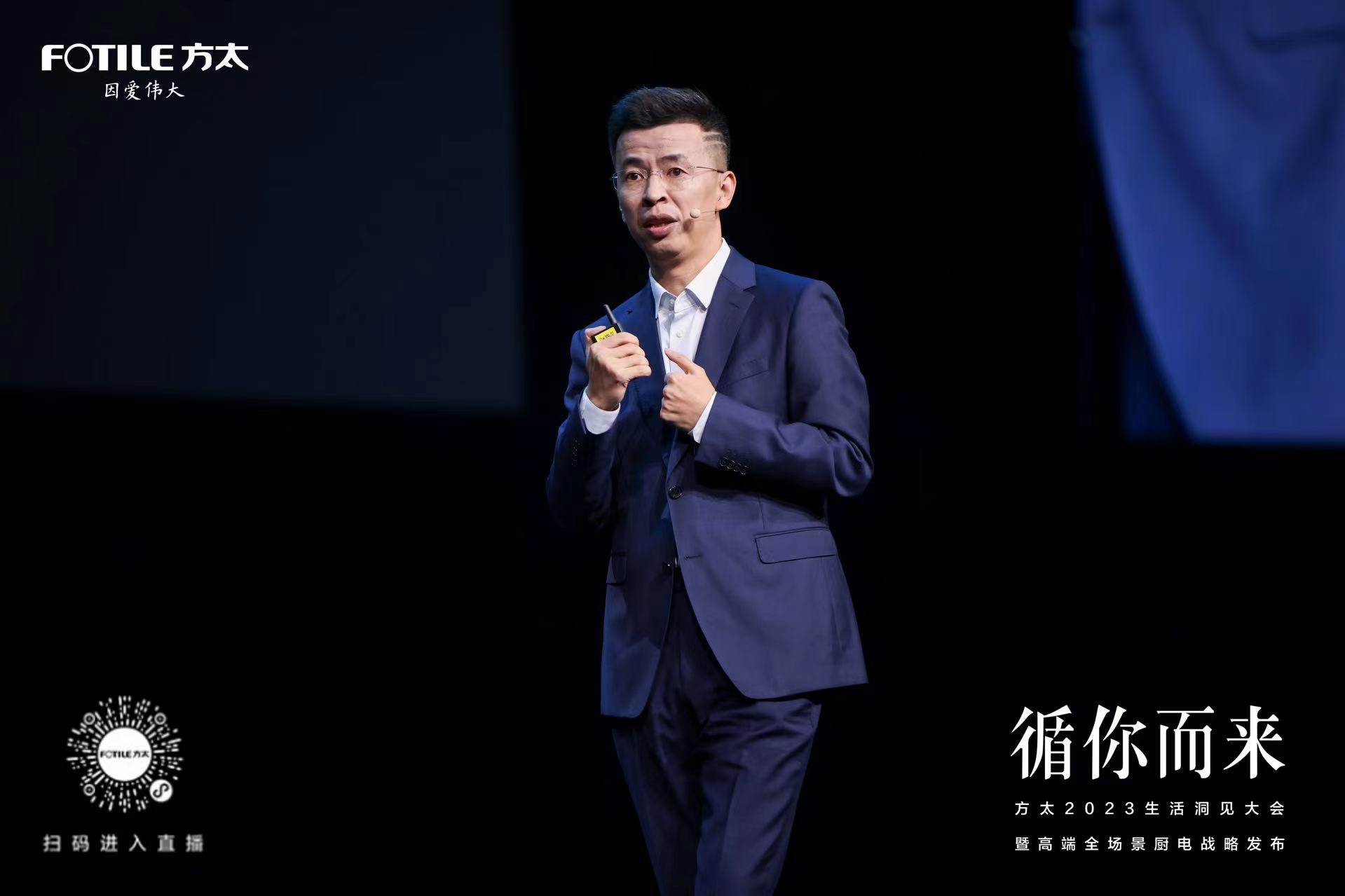 穿著西裝筆挺的男子與配字

描述已自動(dòng)生成