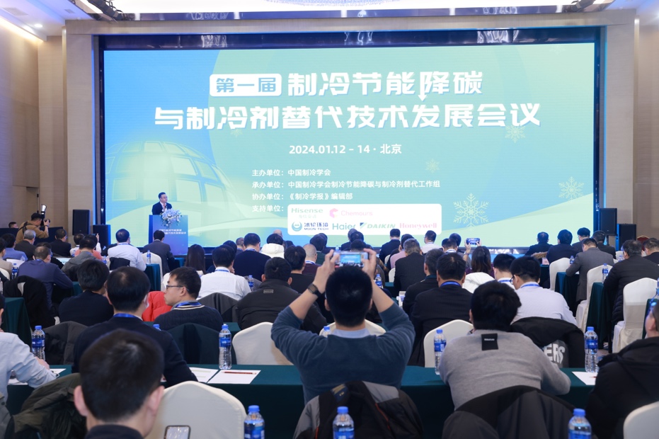 人們?cè)诳磁_(tái)上的人在演講

描述已自動(dòng)生成