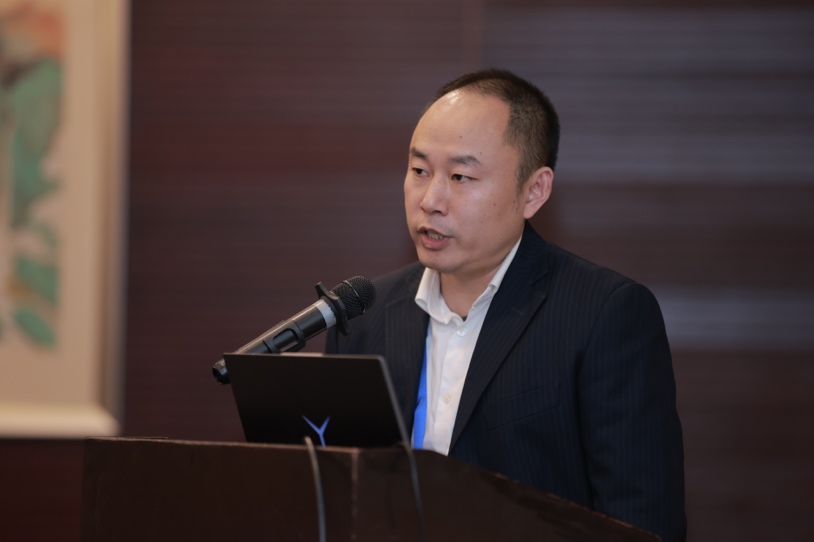 桌子前坐著穿西裝的男人

中度可信度描述已自動(dòng)生成