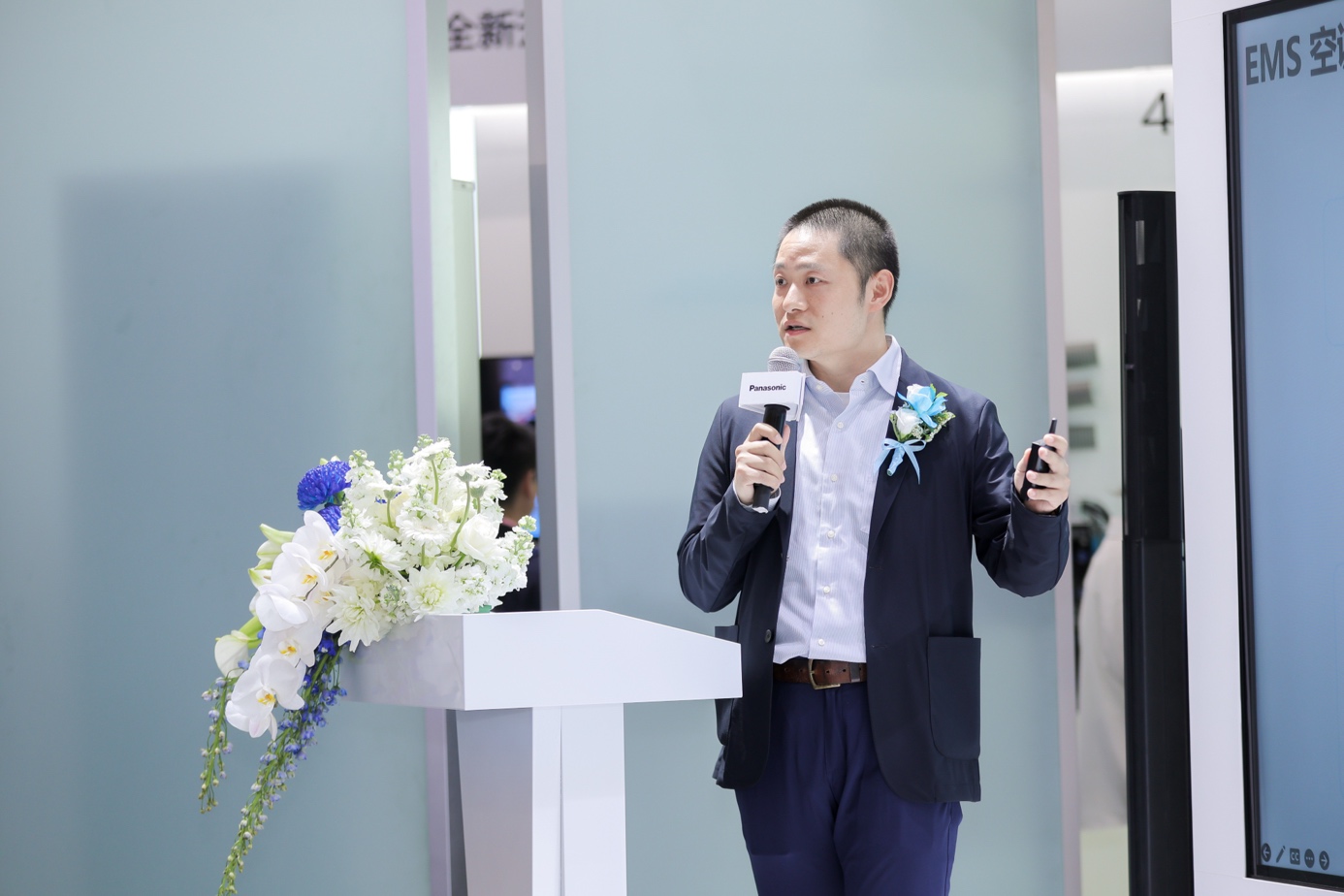 男人站在電視前

AI 生成的內(nèi)容可能不正確。