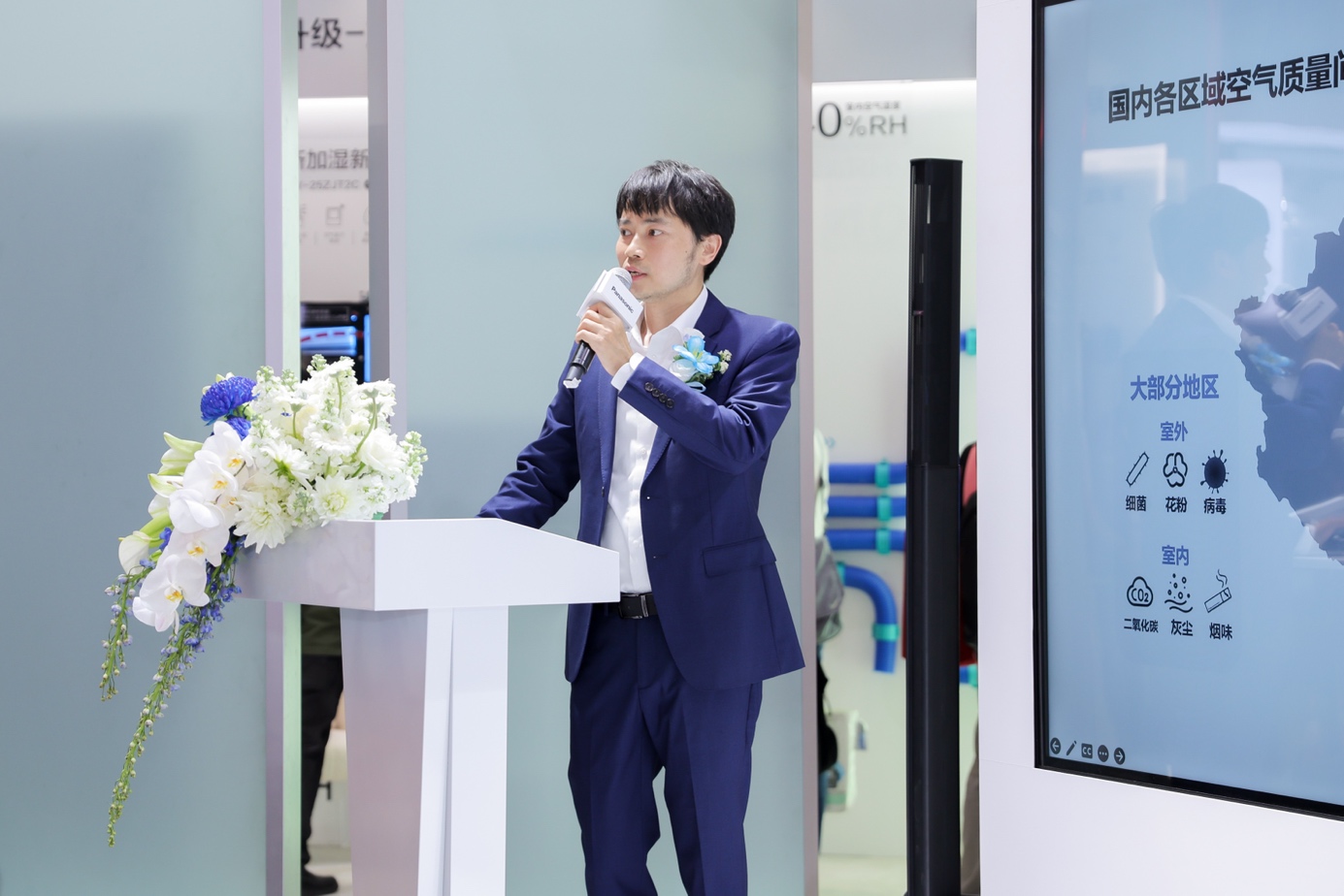 男人和女人站在電視前

AI 生成的內(nèi)容可能不正確。